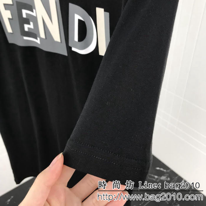 Fend芬迪 19ss早春新款 官網同步發售 錯亂字母印花 白色男款短袖 ydi2375